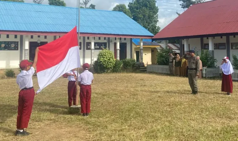 Satgas Madago Raya bersama pelajar SD pad aperingatan Hari Kartini di Poso, Senin (21/4/2025). (Foto: Humas Satgas Madago Raya)