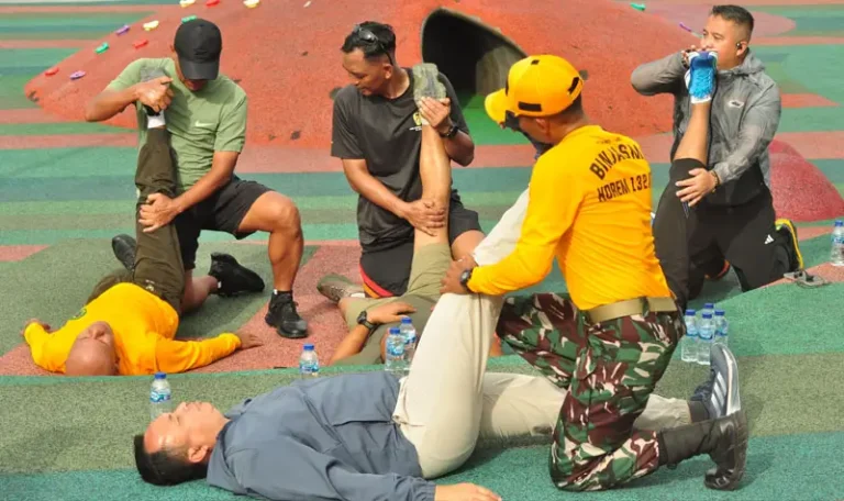 Pangdam XIII/Merdeka, Mayjend TNI Suhardi (kiri) menunjukkan teknik stretching pada olahrga bersama di Lapangan Vatulemo, Selasa (22/4/2025). (Foto: Penrem 132/Tdl)