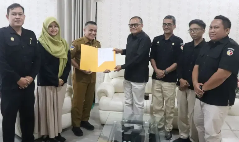 Wali Kota Palu, Hadianto Rasyid (ketiga kiri) menerima kembali dana hibah Pilkada Serentak dari Ketua Bawaslu Kota Palu, Agussalim Wahid di Palu, Selasa (21/4/2025). (Foto: Bawaslu Kota Palu)