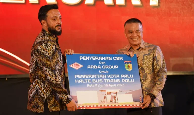 Direktur Utama Arba Group, Hani M. Hasan Abdurrahman Bajamal (kiri) menyerahkan CSR Halte Bus Trans Palu kepada Wali Kota Palu, Hadianto Rasyid, Sabtu (19/4/2025). (Foto: Prokopim Setda Kota Palu/Jufri)