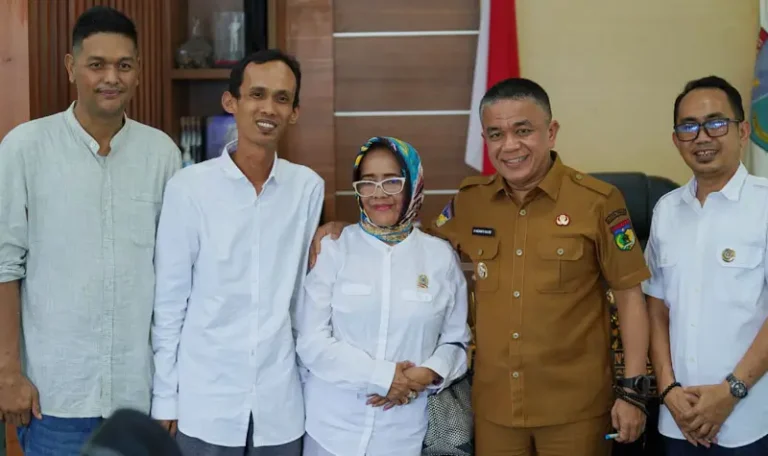 Wali KOta Palu, Hadianto Rasyid (kedua kanan) bersama pengurus BPC Gapensi Kota Palu di ruang kerja Wali Kota Palu, Senin (21/4/2025). (Foto: Prokopim Setda Kota Palu/Jufri)
