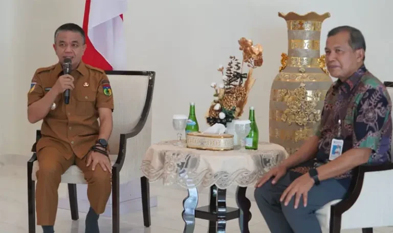 Wali Kota Palu, Hadianto Rasyid (kiri) saat menerima kunjungan pejabat Kemekeu di kediaman resminya di Palu, Selasa (15/4/2025). (Foto: Prokopim Setda Kota Palu/Iwan)