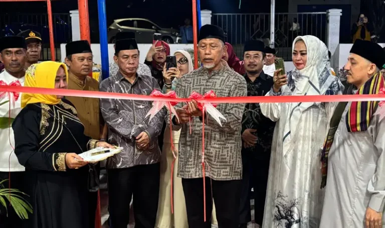 Asisten bidang Pemerintahan dan Kesra Setda Kota Palu, Usman (tengah) menggunting pita menandai peresmian Kantor Lurah Palupi yang terletak di Jalan Pue Bongo II, Jumat (18/04/2025) malam. (Foto: Prokopim Setda Kota Palu/Ica)