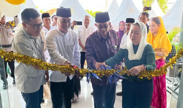 Waki Wali KOta Palu, Imelda Liliana Muhidin (kiri) menggunting pita menandai peresmian Kantor Camat Palu Barat, Jumat (18/4/2025). (Foto: Prokopim Setda Kota Palu/Jufri)