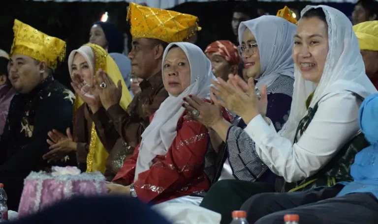 Wakil Wali Kota Palu, Imelda Liliana Muhidin (kanan) memberi aplaus kepada peserta pada Karnaval Budaya di depan Kantor Gubernur Sulteng, Senin (14/4/2025) malam. (Foto: Prokopim Setda Kota Palu/Imron)