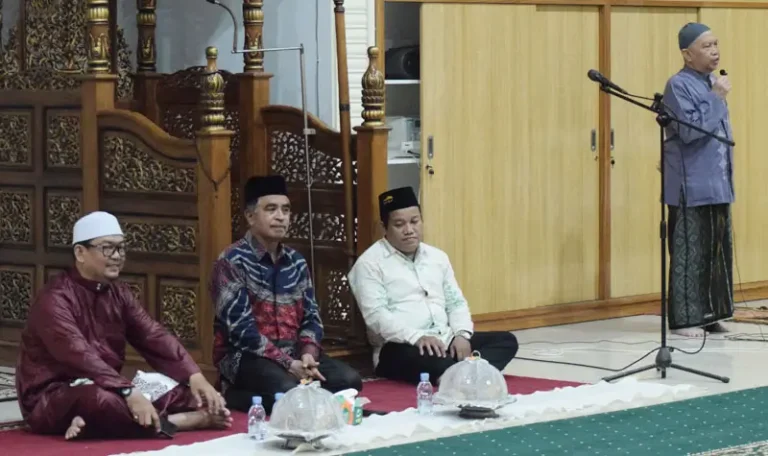 Kadis Dikbuk Kota Palu, Hardi (kedua kanan) pada Halal Bihalal Majelis Taklim Muslimah An-Nafii Palu di Masjid Al-Khairiyah, Jalan Gunung Loli, Jumat (18/4/2025). (Foto: Prokopim Setda Kota Palu/Imron)