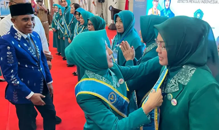 Ketua Tim Penggerak PKK Provinsi Sulawesi Tengah, Sry Nirawati Bahasoan menyematkan selendang kepada Ketua Tim Penggerak PKK Kota Palu, Diah Puspita pada acara pelantikan di gfegdung Pogombo, Kantor Gubernur Sulteng, Senin (14/4/2025). (Foto: prokopim Setda Kota Palu/Jufri)