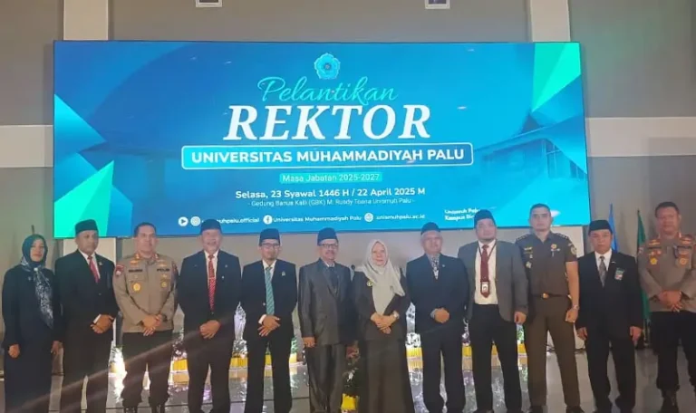 Foto bersama usai pelantikan Rektor Unismuh Palu di Palu, Selasa (22/4/2025). (Foto: prokoopim Setda Kota Palu/Nana)