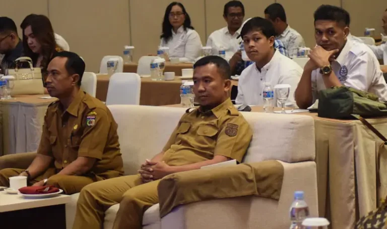 Plt. Asisten Bidang Administrasi Perekonomian dan Pembangunan Setda Kota Palu, Rahmad Mustafa (kanan depan) pad aMuscab Gapensi VII di Palu, Senin (28/4/2025). (Foto: prokopim Setda Kota Palu/Imron)