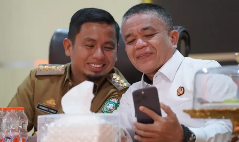 Wali KOta Palu, Hadianto Rasyid (kiri) berswafoto bersama Wali Kota Parepare, Tasming Hamid di Parepare, Selasa (8/4/2025). (Foto: Prokopim Setda Kota Palu/Iwan)