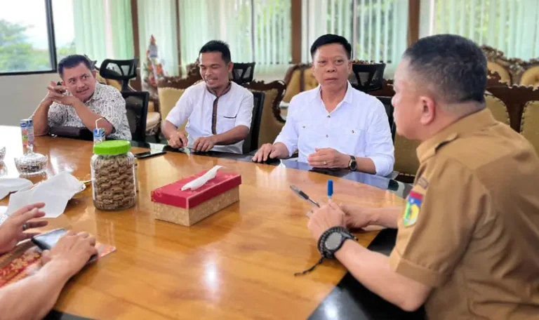 Wali KOta Palu, Hadianto Rasyid (kanan) saat menerima kunjungan Panitia Sidang Klasis ke-56 Gereja Toraja di RUang Kerja Wali Kota, Senin (21/4/2025). (Foto: Prokopim Setda Kota Palu/Jufri)