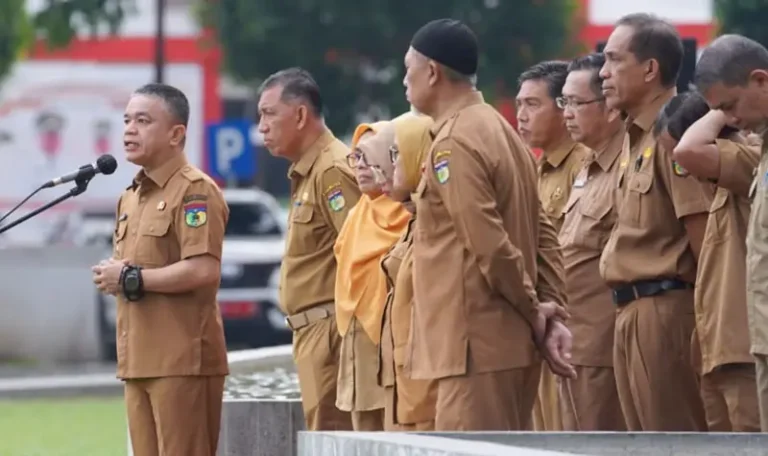 Wali Kota Palu, Hadianto Rasyid (kiri) saat memberikan arahan saat memimpin apel bersama 10 OPD di halaman Kantor Wali Kota Palu, Senin (28/4/2025). (Foto: Prokopim Setda Kota Palu/Iwan)