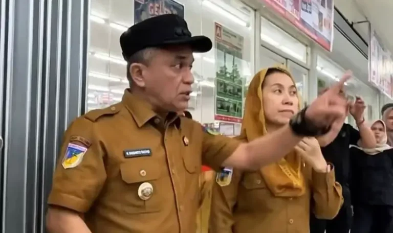 Wali Kota dan Wakil Wali Kota saat turun lapangan meninjau berbagai proyek infrstruktur di Kota Palu, Selasa (15/4/2025). (Foto: Prokopim Setda Kota Palu)