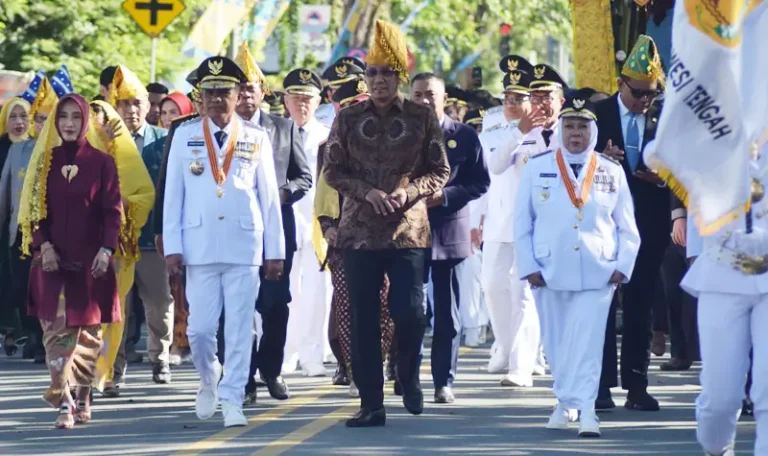 Gubernur dan Wakil Gubernur Sulteng nerjalan bersama Menteri Hukum RI Supratman Andi Agtas menuju lapangan upacara peringatan HUT ke-61 Provinsi Sulawesi Tengah di palu, Minggu (13/4/2025). (Foto: Prokopim Setda Kota Palu/Imron)