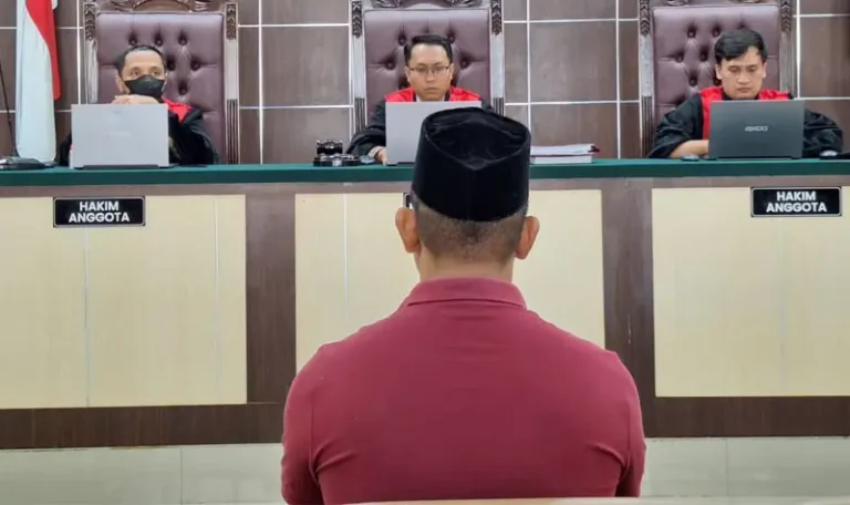 Majelsi Hakim membacakan vonis 10 bulan penjara kepada pelaku penganiayaan jurnalis Aceh di Aceh, Kamis (17/4/2025). (Foto: KKJ Aceh)