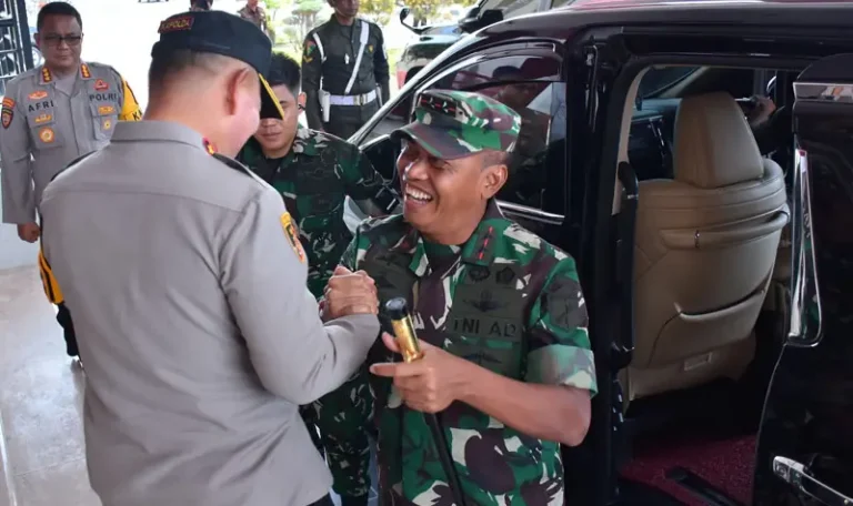 Kapolda Sulteng, Irjen Pol Agus Nugroho menyambut Pangdam XIII/Merdeka, Mayjen TNI Suhardi di Mapolda Sulteng, Rabu (23/4/2025). (Foto: Humas Polda Sulteng)