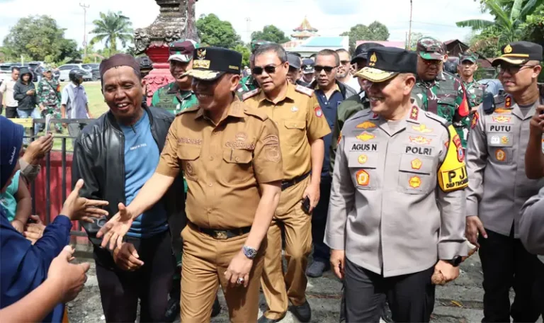 Gubernur Sulteng Anwar Hafid dan Kapolda Sulteng Irjen Pol Agus Nugroho saat memantau PSU Pilbup Banggai, Sabtu (5/4/2025). (Foto: Humas POlda Sulteng)