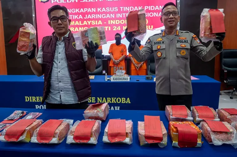 Direktur Dirresnarkoba Polda Sulteng Kombes Pol Pribadi Sembiring (kiri) bersama Kabid Humas Polda Sulteng Kombes Pol Djoko Wienartono (kanan) menunjukkan barang bukti narkotika jenis sabu di Mapolda Sulteng, Palu, Sulawesi Tengah, Selasa (22/4/2025). (bmzIMAGES/Basri Marzuki)