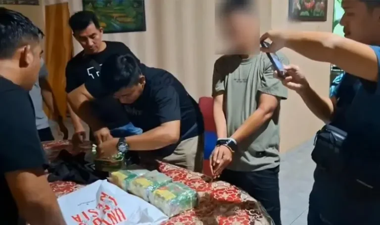 Seorang tersangka bersama barang bukti sabu yang disita, (Foto: Humas Polda Sulteng)