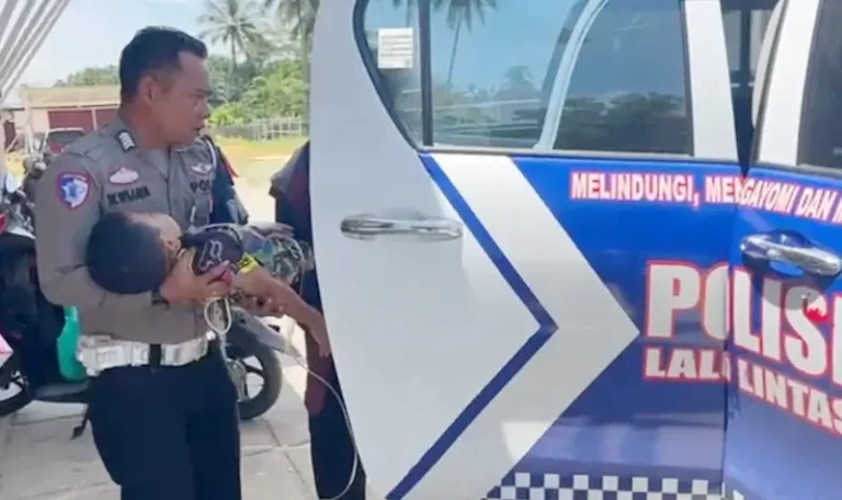 Aipda Wayan Wijaya memapah seorang anak yang kejang-kejang untuk dibawa ke RS Kolonodale di Morowali Utara, Selasa (8/4/2025). (Foto: Humas Polres Morowali Utaar)