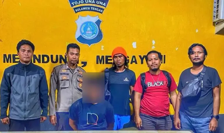 IRJ (tengah) terduga pelaku pelecehan anak di bawah umur di Mapolres Tojo Unauna, Senin (28/4/2025). (Foto: Humas Polres Tojo Unauna)