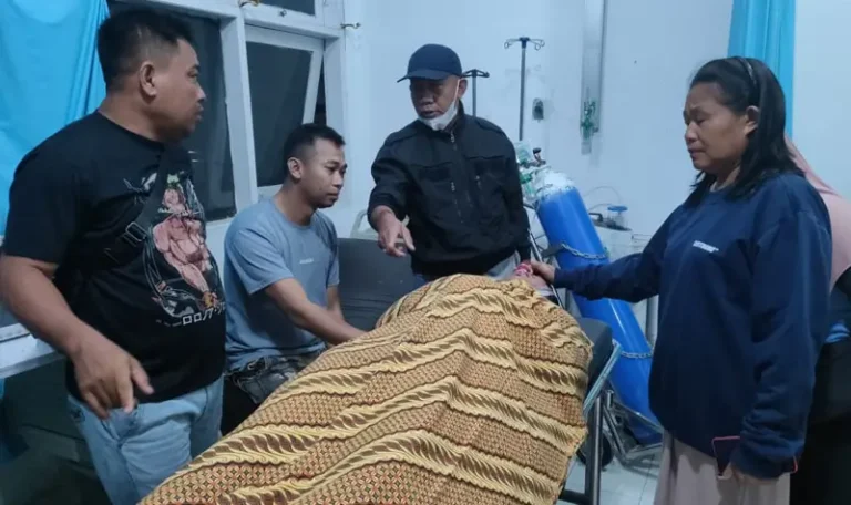 Jenazah RB yang meninggal dalam kecelakaan tunggal usai melerai keributan di TOjo Unauna, Selasa (15/4/2025). (Foto: Humas Polres Tojo Unauna)