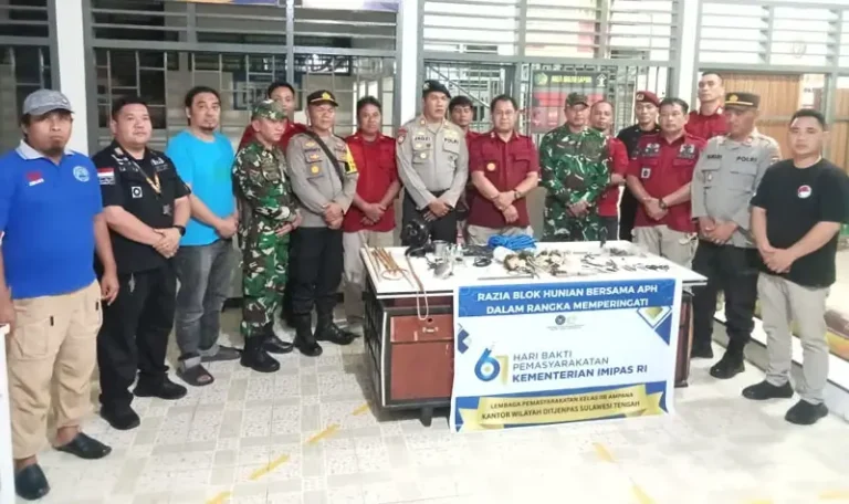 Personel gabungan bersama sejumlah barang yang disita di dari penghuni pada razia Lapas Kela IIB AMpana, Jumat (25/4/2025). (Foto: Humas POlres Tojo Unauna)