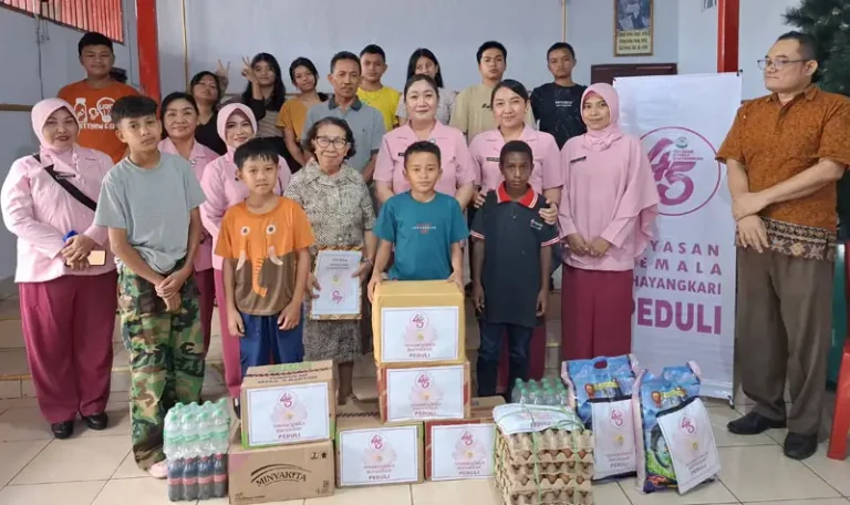 Pengurus Bhayangkari Polresta Palu usai menyerahkan bantuan sembako pada Pantyi Asuhan Imanuel di Palu, Sabtu (26/4/2025). (Foto: Humas Polresta Palu)