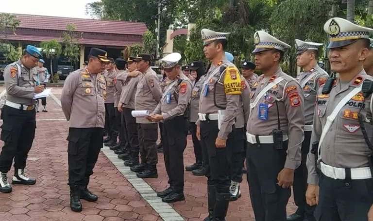 Kapolresta Palu, Kombes Pol Deny Abrahamas (kedua kanan) mengecek personel pada apel perdana pascalibur lebaran di Mapolresta Palu, Senin (7/4/2025). (Foto: Humas Polresta Palu)