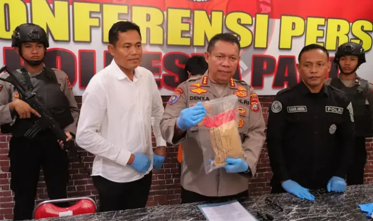Kapolresta Palu, Kombes Pol Deny Abrahamas (tengah( bersama Kasata narkoba, AKP Usman (kiri) dan Kasubsi PIDM, Ipti Kadek Aruna (kanan) menunjukkan abrang bukti 728 gram sabu yang disita di Tavnajuka, Senin (28/4/2025). (Foto: Humas Polresta Palu)