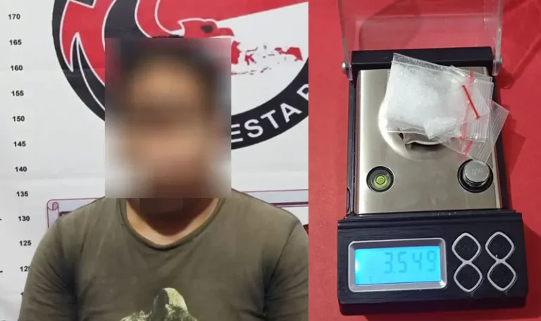 Tersangka AC beserta barang bukti sabu yang disita petugas di Tawaili, Sabtu (26/4/2025). (Foto: Humas Polresta Palu)