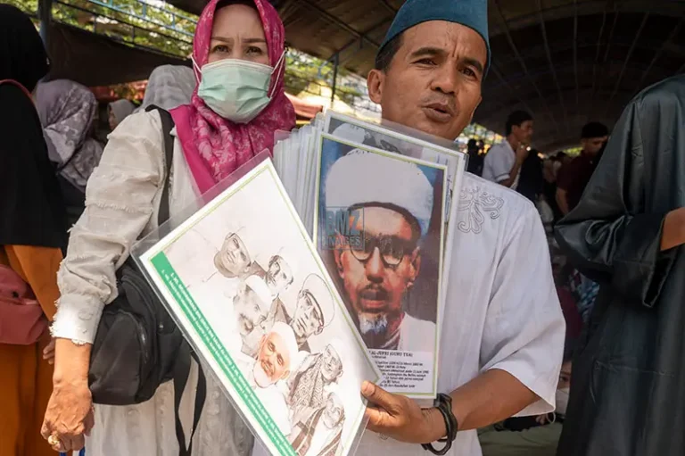 Ilustrasi, abnaulkhairaat membawa poster Guru Tua pada Haul ke-61 Guru Tua di Palu, Sabtu (12/4/2025). (Foto: bmzIMAGES/Basri Marzuki)