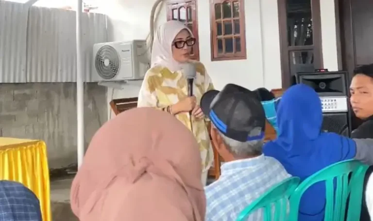 Anggota DPRD Kota Palu, Mutmainnah Korona pada reses di Pantoloan Boya, Jumat (18/4/2025). (Foto: SPM)