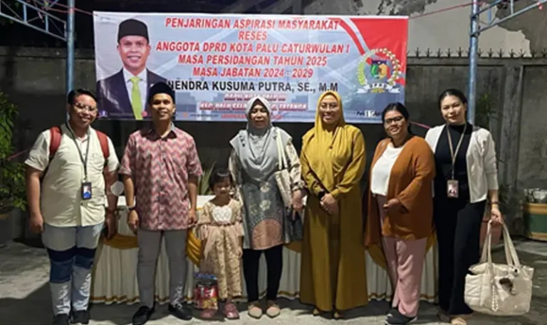 Anggota DPRD KOta Palu, Nendra Kusuma Putra (kedua kiri) berfoto dengan warga usai reses di Tatura Utara, Palu, Selasa (15/4/2025). (Foto: Ni Wayan Gita Santi Paramita)