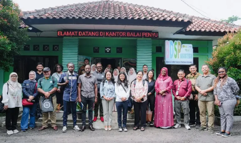 Peserta program kunjungan ke Indonesia dari Gambia, India, Kenya dan Papua Nugini berfoto bersama staf dari kementrian - kementrian di Indonesia (Foto: IFAD Indonesia))