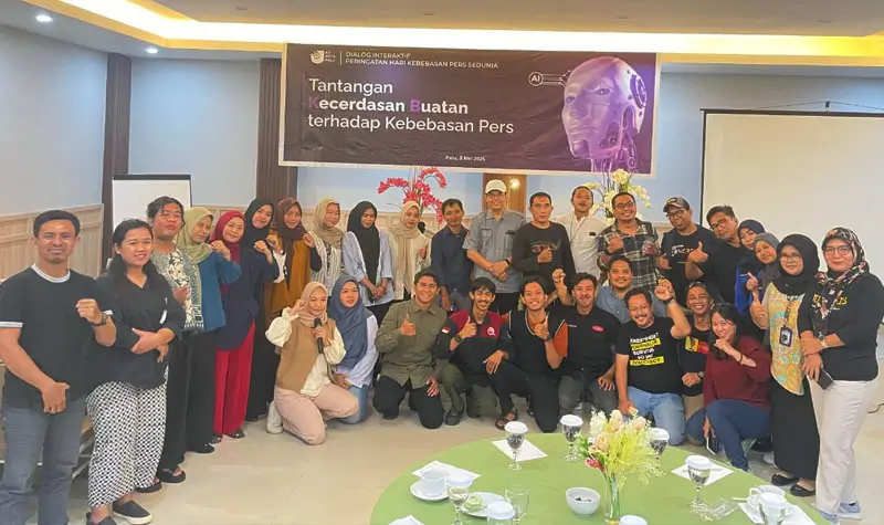 Fotobersama usai diskusi memperingati Hari Kebebasan Pers Sedunia di Palu, Sabtu (3/5/2025). (Foto: AJI Palu)