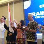 Kepala Perwakilan BI SUlteng, Rony Hartawan (kiri) mendemonstrasikan cara mengenali keaslian uang Rupiah pada Training of Trainers kepada guru di Palu, Jumat (16/5/2025). (Foto: Humas BI Sulteng)
