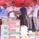 Kepala Perwakilan BI SUlteng, Rony Hartawan (ketiga kiri) menyerahkan bantuan kepad akorban bvanjir di Palu, Rabu (30/4/2025). (Foto: Humas BI Sulteng)