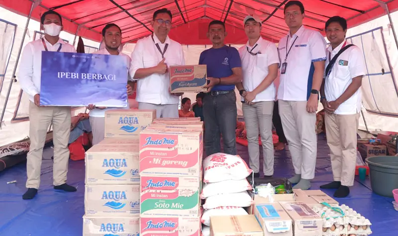 Kepala Perwakilan BI SUlteng, Rony Hartawan (ketiga kiri) menyerahkan bantuan kepad akorban bvanjir di Palu, Rabu (30/4/2025). (Foto: Humas BI Sulteng)