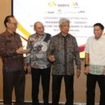 Direktur Utama & Chief Executive Officer BRMS Agus Projosasmito (ketiga dari kanan) dan Corporate Syndication Head Bank Mega Antonius Prabowo Argo (kedua kiri) beserta jajaran pada penandatanganan perjanjian kredit sindikasi di Jakarta, Jumat (23/5/2025). (HO-Bumi Resources Minerals)