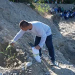 Warga menanam pohon bambu di bantaran Sungai Kawatuna, Palu, Jumat (23/5/2025). (bmzIMAGES/Basri Marzuki)