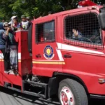 Sejumlah anak-anak berkeliling mengendarai armada pemadam kebakaran di Palu, Kamsi (15/5/2025). (bmzIMAGES/Basri Marzuki)