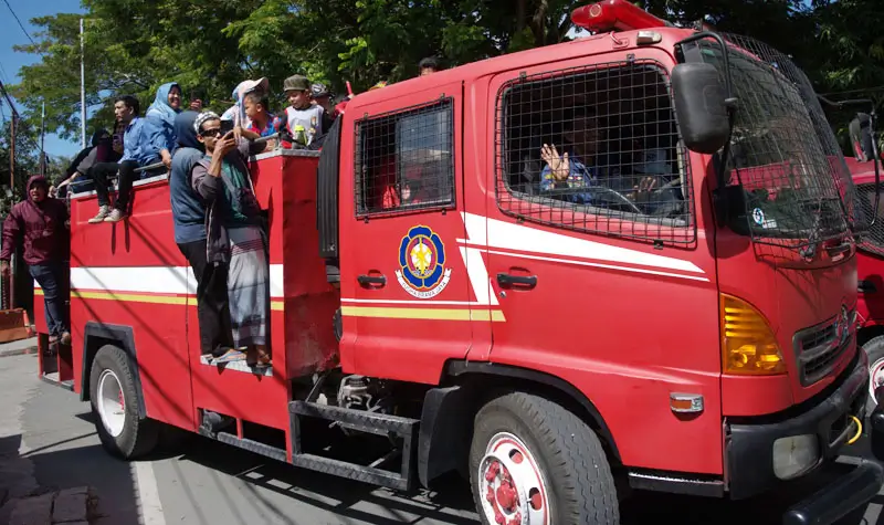 Sejumlah anak-anak berkeliling mengendarai armada pemadam kebakaran di Palu, Kamsi (15/5/2025). (bmzIMAGES/Basri Marzuki)