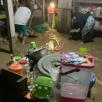 Warga membersihkan lumpur yang menggenangi dapurnya dengan peralatan seadanya pascabanjir di Kelurahan Kabonena, Kecamatan Ulujadi, Kota Palu, Sabtu (26/4/2025). (Foto: Rifki)
