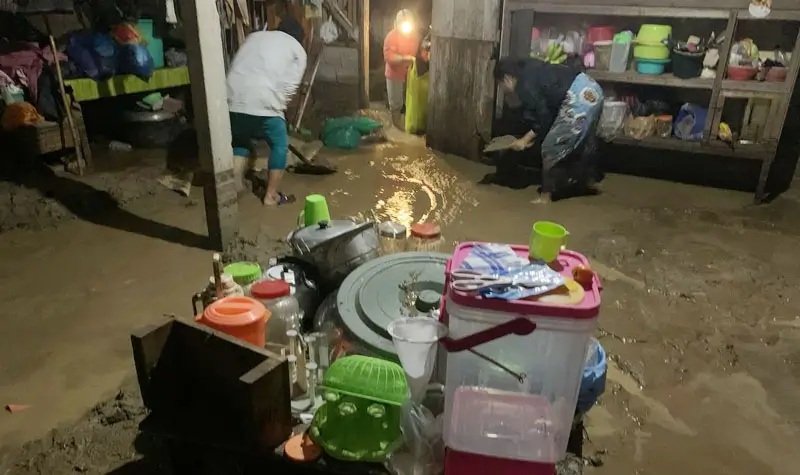 Warga membersihkan lumpur yang menggenangi dapurnya dengan peralatan seadanya pascabanjir di Kelurahan Kabonena, Kecamatan Ulujadi, Kota Palu, Sabtu (26/4/2025). (Foto: Rifki)