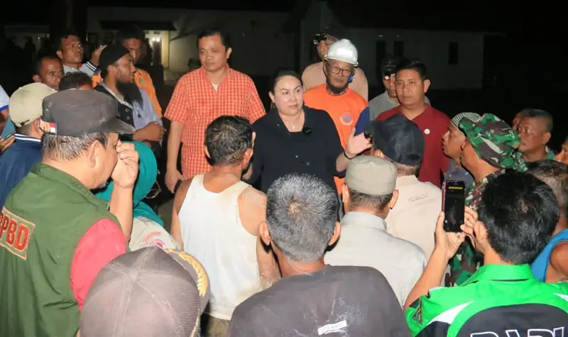 Bupati Donggala, Vera A Laruni (tengah) di lokasi banjir bandang Desa Wombo, Tanantovea, Donggala, Selasa (27/5/2025) malam. (Foto: dok. Vera A Laruni)