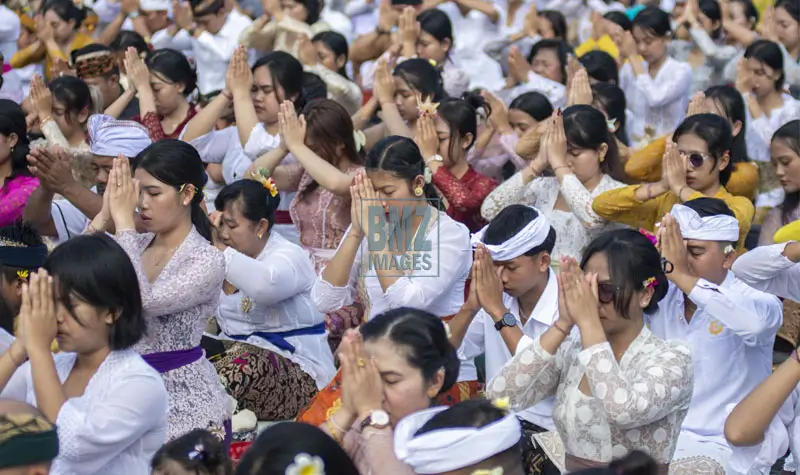 Umat Hindu melaksanakan ritual persembahyangan Hari Kuningan di Pura Agung Wanakertha Jagatnatha Palu, Sabtu (3/5/2025). (bmzIMAGES/Basri Marzuki)