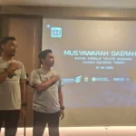 Ketua IJTI Pusat, Herik Kurniawan (kanan) mengukuhkan pengurus baru IJTI Sulteng periode 2025-2029 di Palu, Sabtu (17/5/2025). (Foto: IJTI Sulteng)