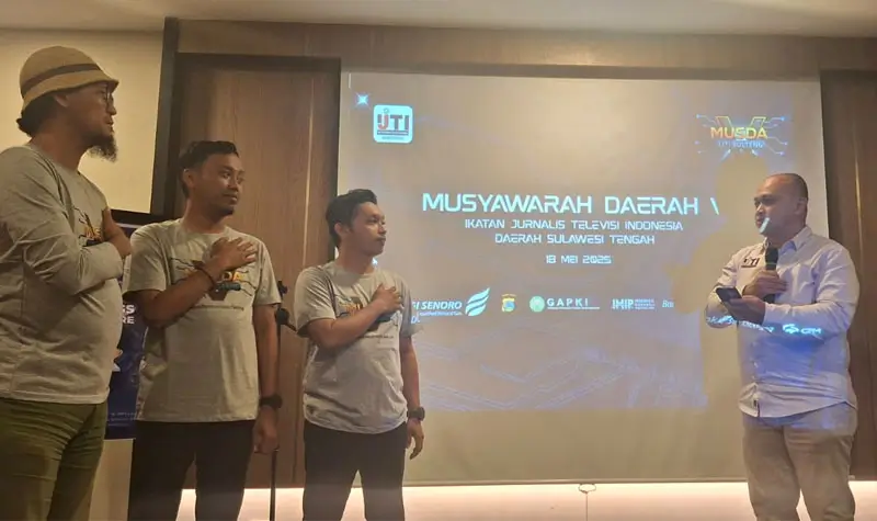 Ketua IJTI Pusat, Herik Kurniawan (kanan) mengukuhkan pengurus baru IJTI Sulteng periode 2025-2029 di Palu, Sabtu (17/5/2025). (Foto: IJTI Sulteng)
