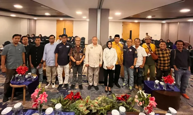 Foto bersama usai pembukaan Musda V IJTI Sulteng di Hotel Aston, Sabtu (17/5/2025). (Foto: IJTI Sutleng)